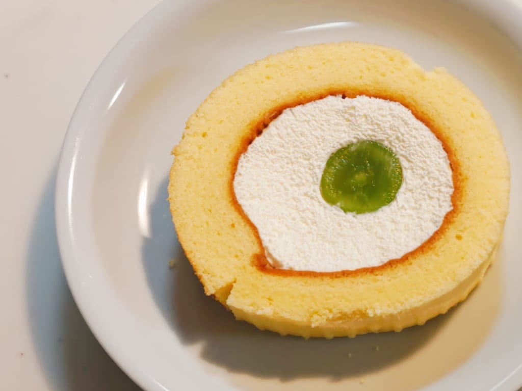 プレミアムロールケーキ　フルーツのせ