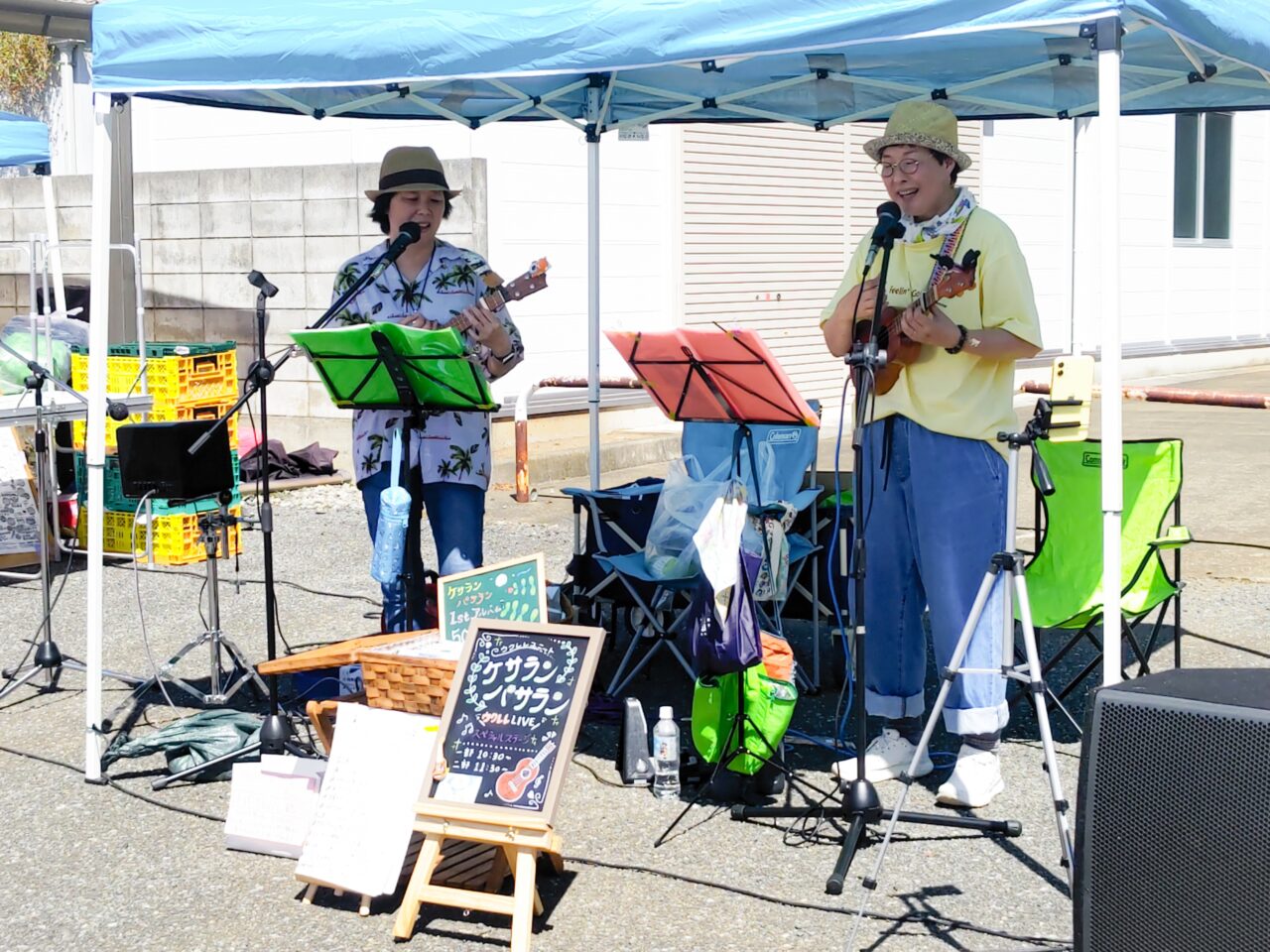 岩槻安穏朝市にて楽曲を披露する「ケサランパサラン」