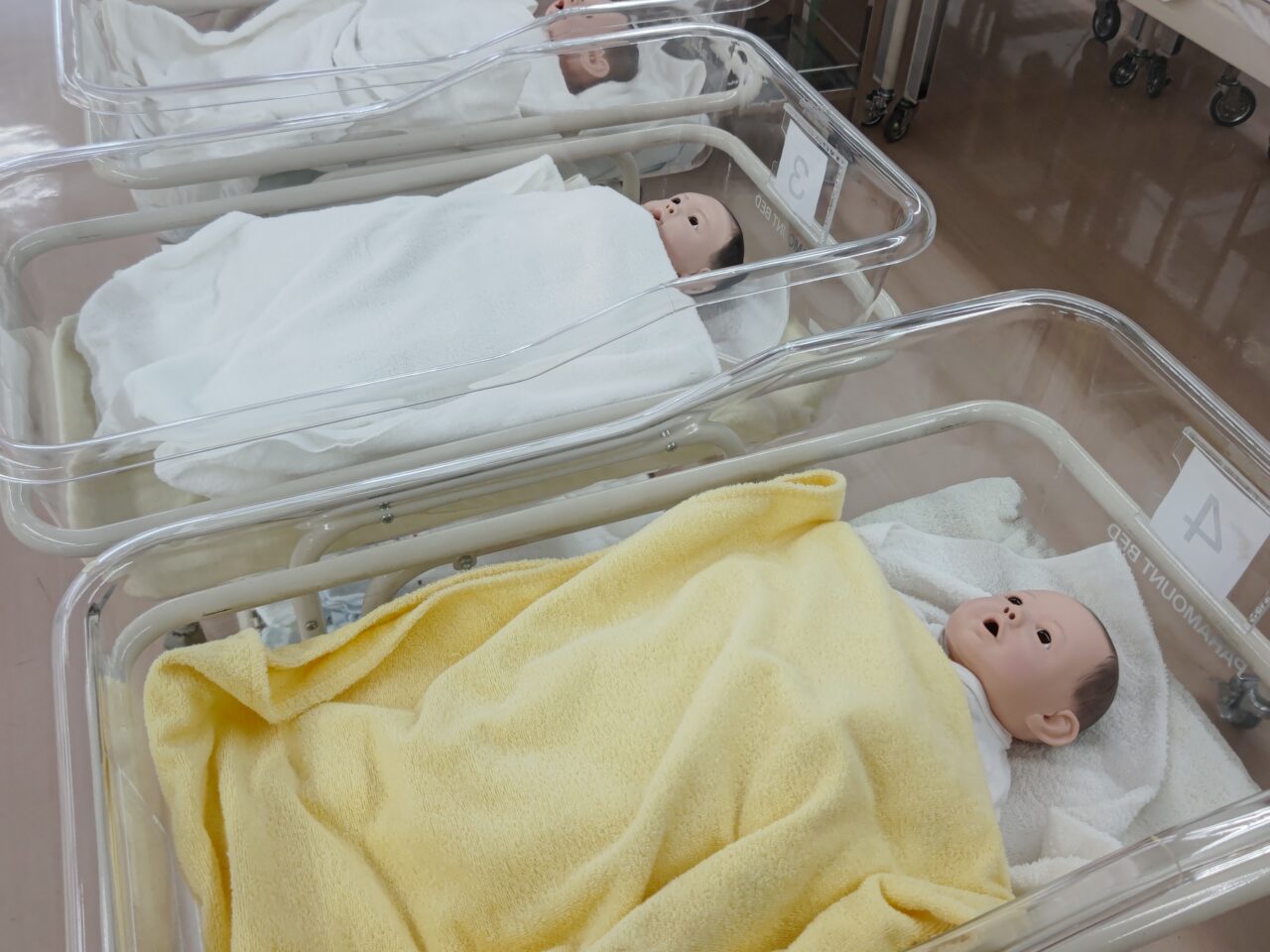 人間総合科学大学 赤ちゃん抱っこ体験