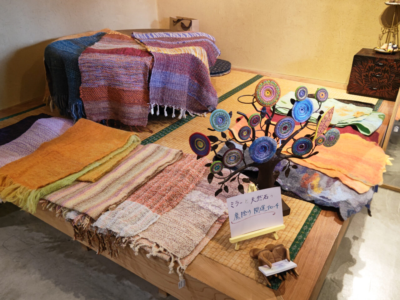 魔除け開運刺繍ブローチ＆手織りフェルトショール