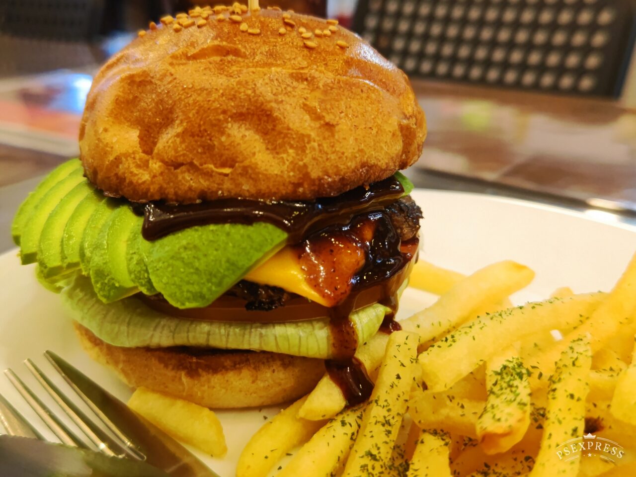 1009kitchen アボカドチーズバーガー