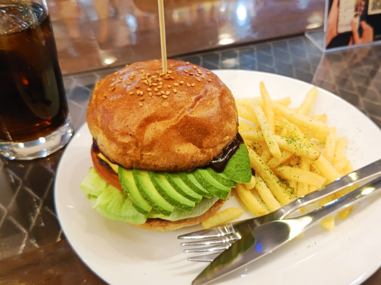 1009kitchen アボカドチーズバーガー