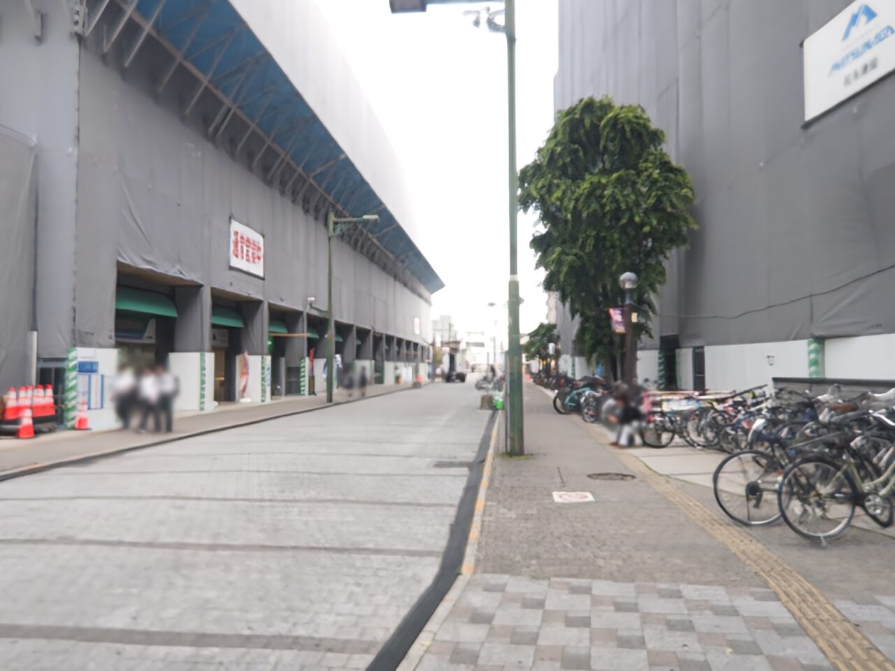 岩槻駅東口前クレセントモール