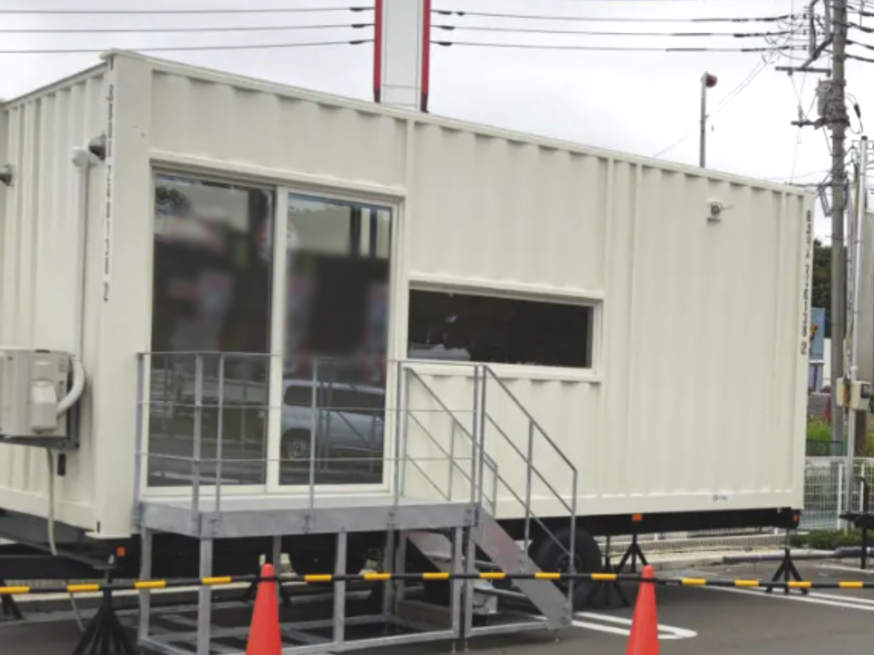 ユニクロ岩槻店駐車場 トレーラーハウス型店舗